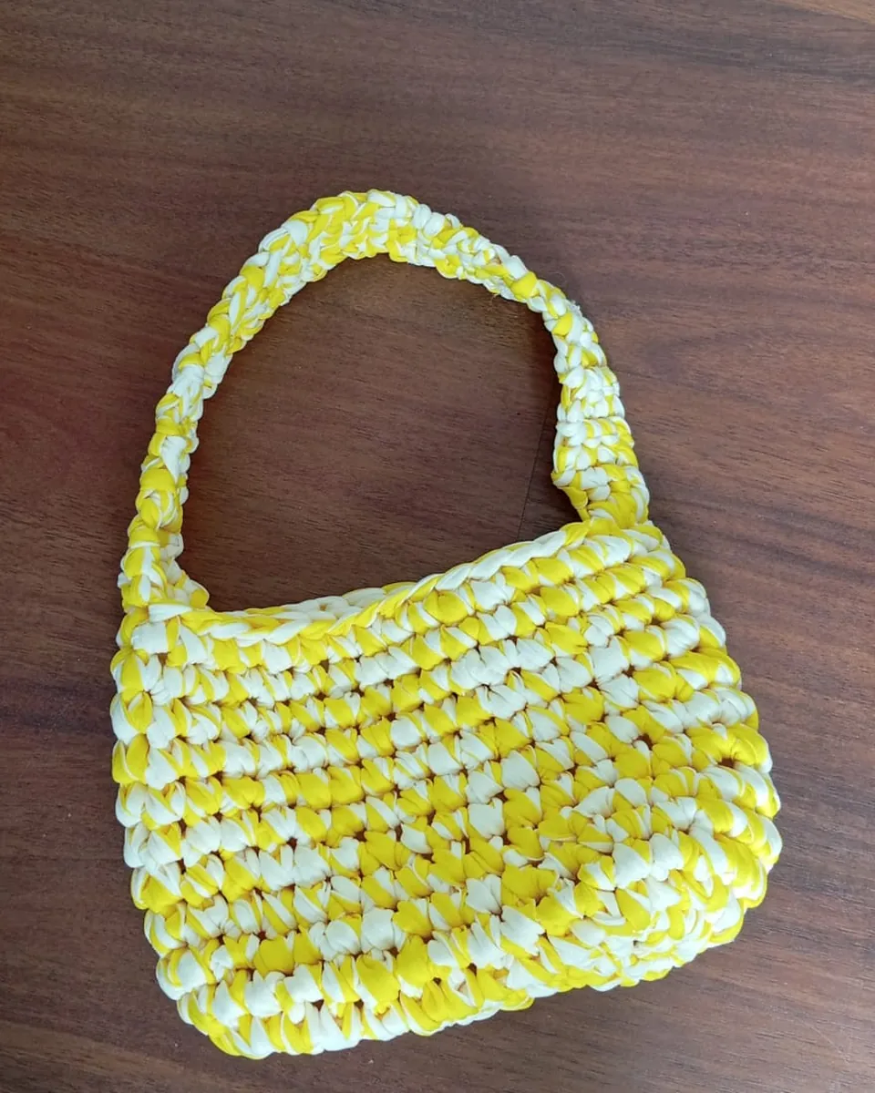 Cartera tejida en crochet en amarillo y crema