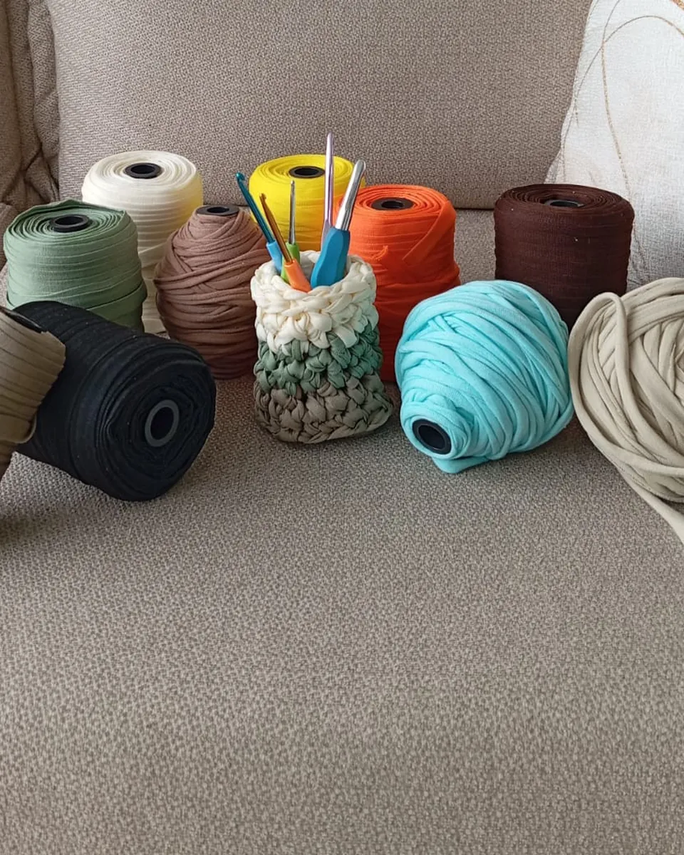 Conos de trapillo de colores y agujas de crochet