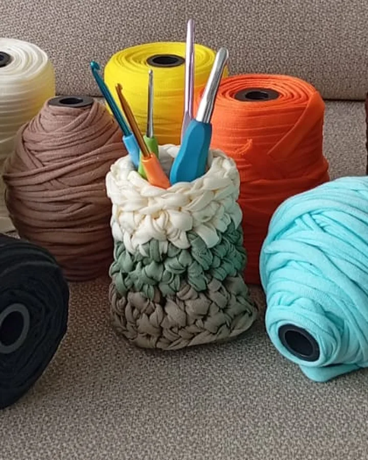 Porta lapiceros de crochet en crema, verde y oliva con agujas de colores